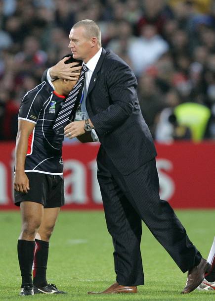 Bordeaux, 25 settembre 2007: Kirwan, allenatore del Giappone, con uno dei suoi giocatori, al termine di Giappone-Canada, partita del gruppo B di Coppa del Mondo (Ap)